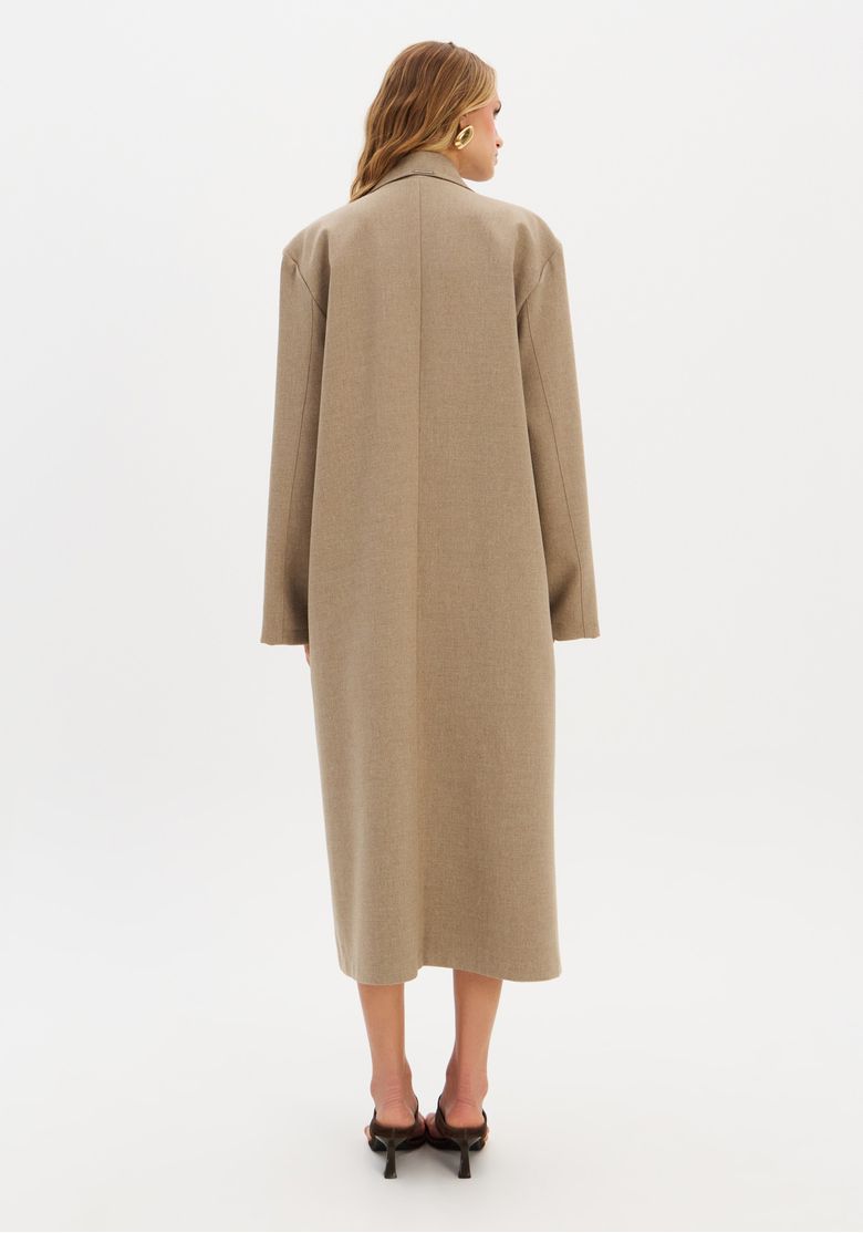 Vista-traseira-do-trench-coat-alongado-verde-corte-reto-e-caimento-fluido-ate-abaixo-do-joelho