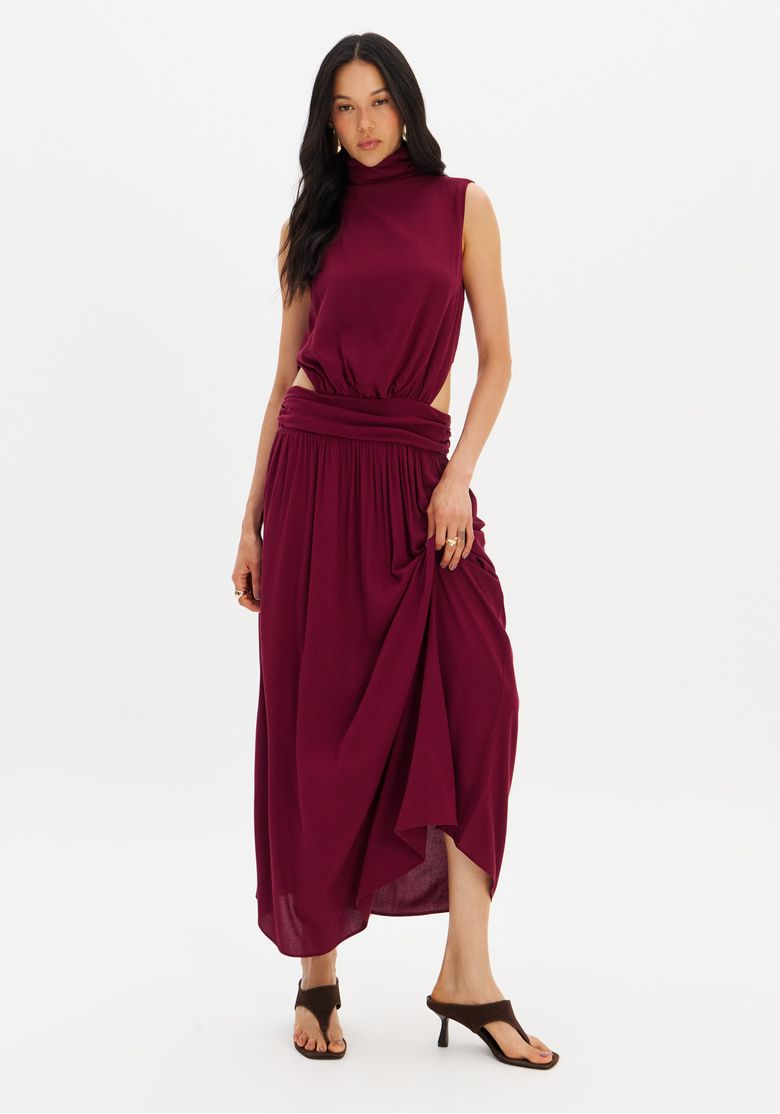 Vestido super midi bordô com gola alta e sem mangas, visto de frente.