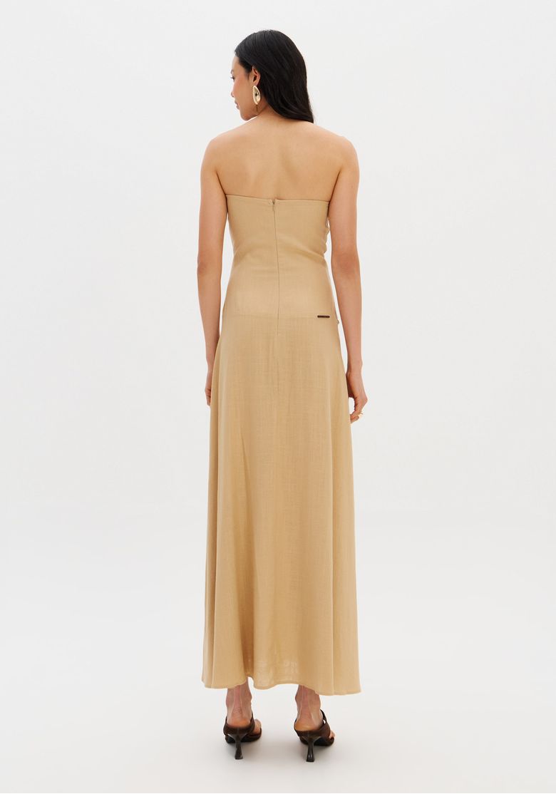 Close-do-busto-do-vestido-strapless-bege-mostrando-costuras-estruturadas-e-textura-do-tecido-com-toque-de-linho--80--modal-20--linho-