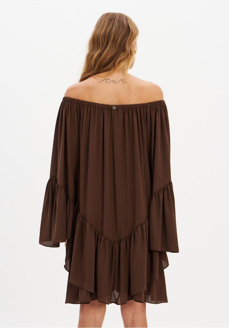 Detalhe das costas do vestido curto com babado, em tom marrom.
