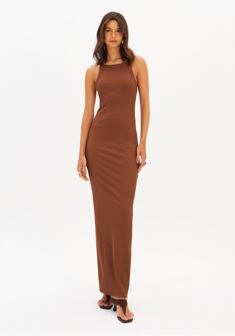 Vista frontal do vestido super midi de alças canelado em tom marrom, com modelagem ajustada.