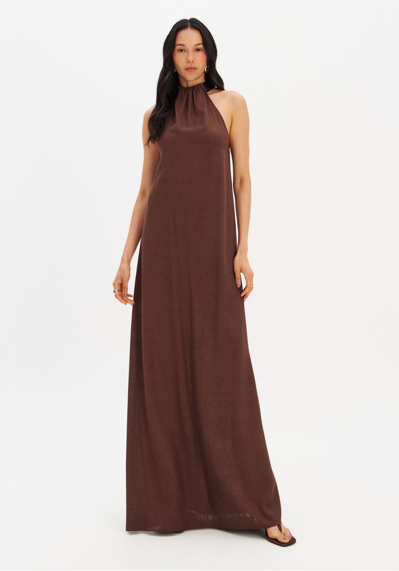 Vestido-longo-na-cor-marrom-com-uma-faixa-enfatizando-a-cintura-mostrando-sua-extensao-e-tecido-leve-em-um-fundo-branco.