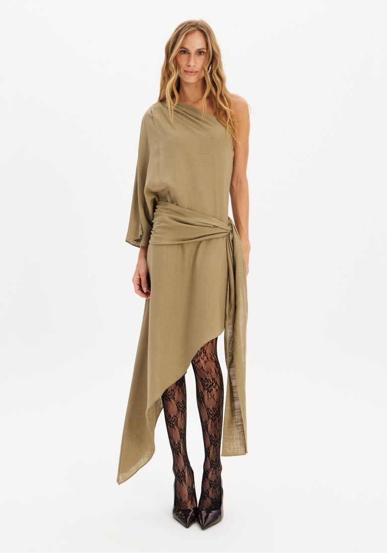 Vestido-assimetrico-verde-com-detalhe-de-amarracao-na-cintura-em-pose-lateral.