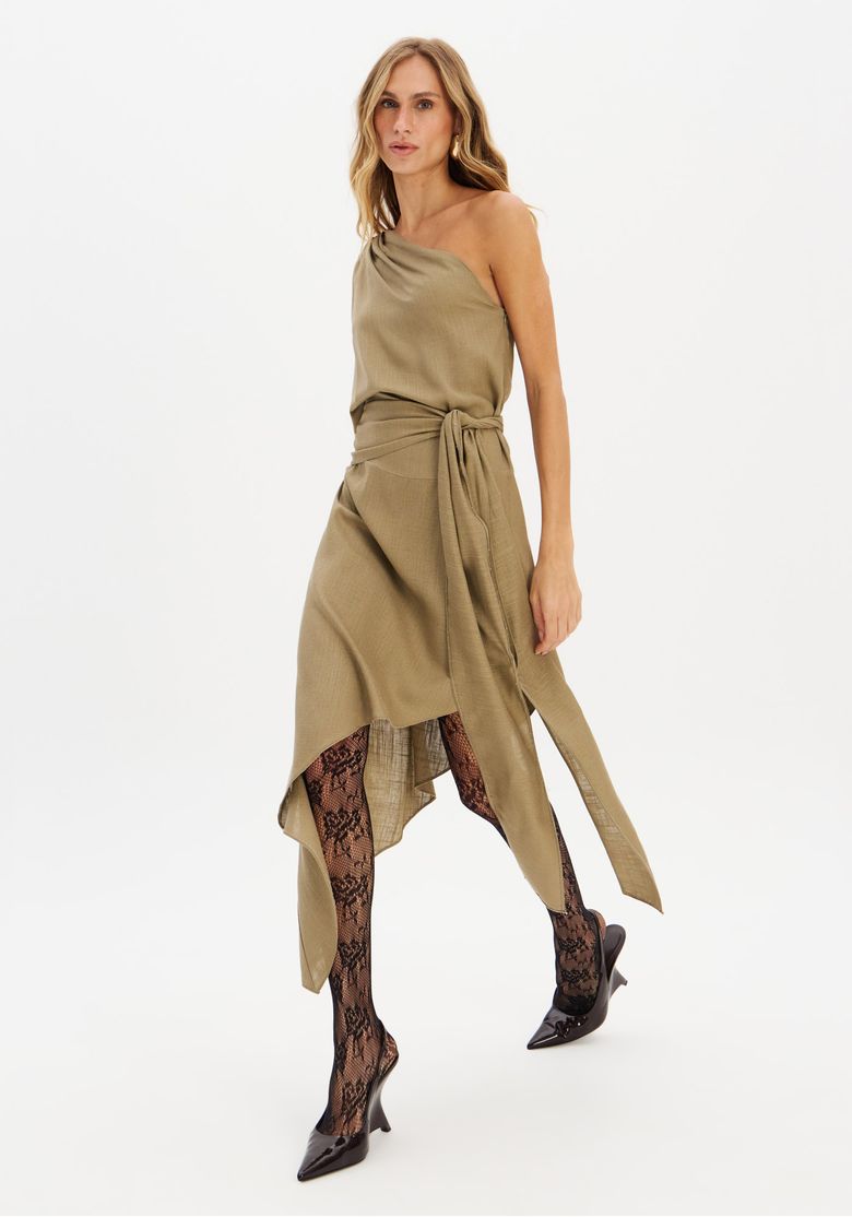 Vista-lateral-do-vestido-super-midi-assimetrico-verde-destacando-o-caimento-fluido.