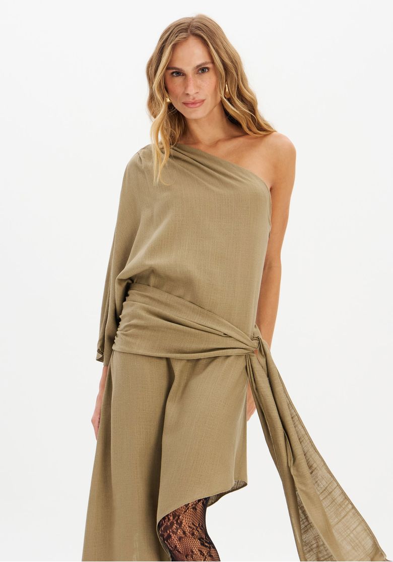 Detalhe-do-decote-de-um-ombro-so-do-vestido-assimetrico-verde.