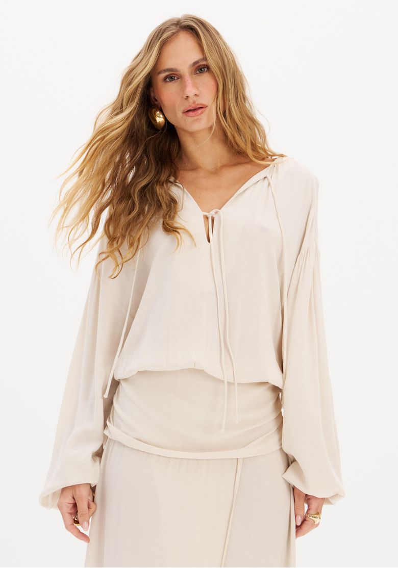Vista-frontal-do-vestido-longo-amplo-em-crepe-branco-com-cintura-levemente-bluse-e-mangas-volumosas