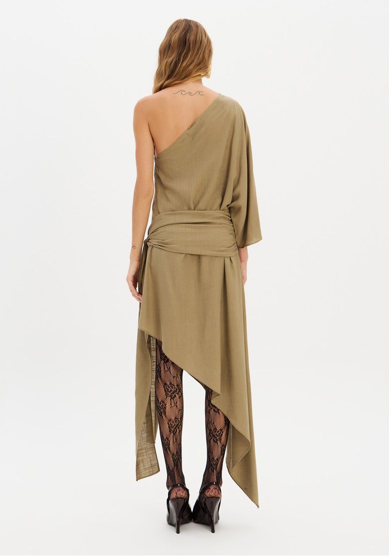 Vista-traseira-do-vestido-super-midi-assimetrico-verde-mostrando-o-design-assimetrico.
