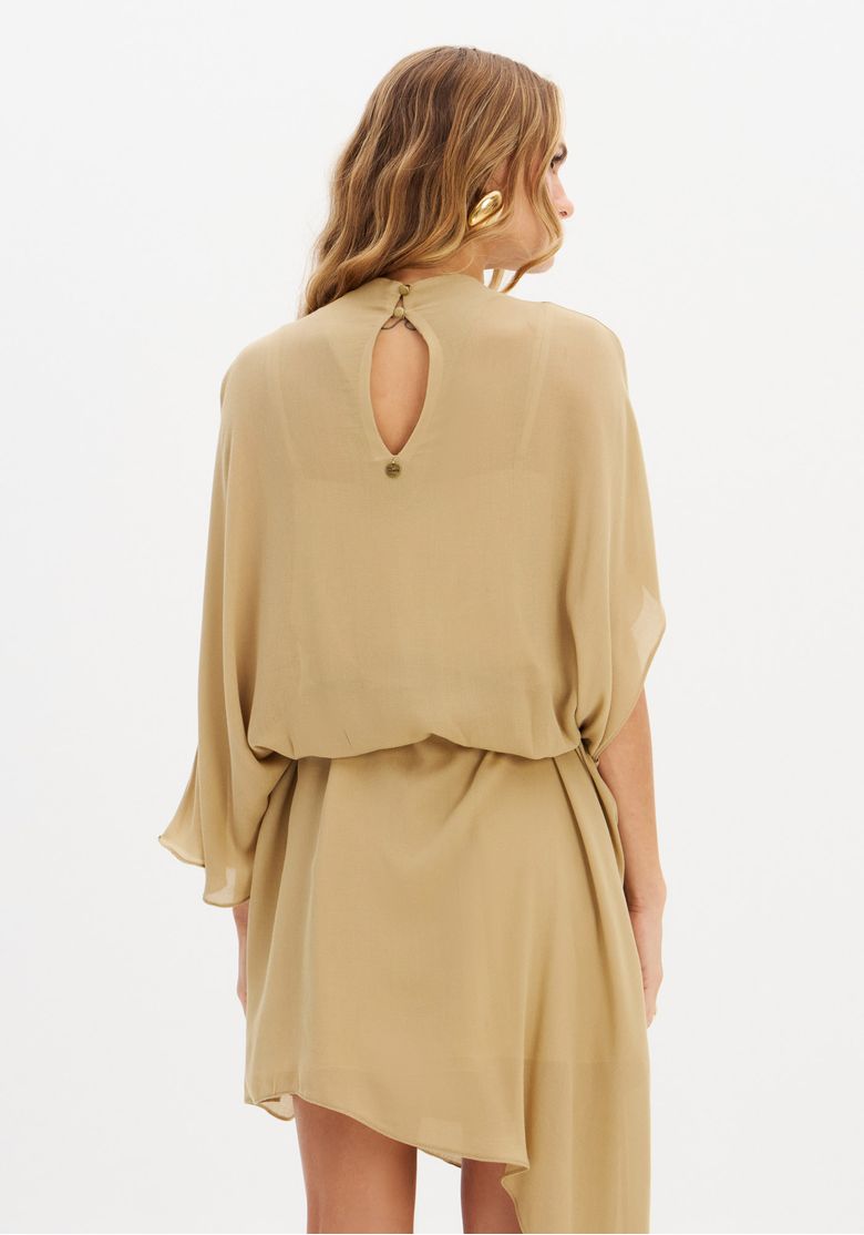 Detalhe da parte traseira do vestido curto assimétrico em viscose bege, com fechamento discreto.
