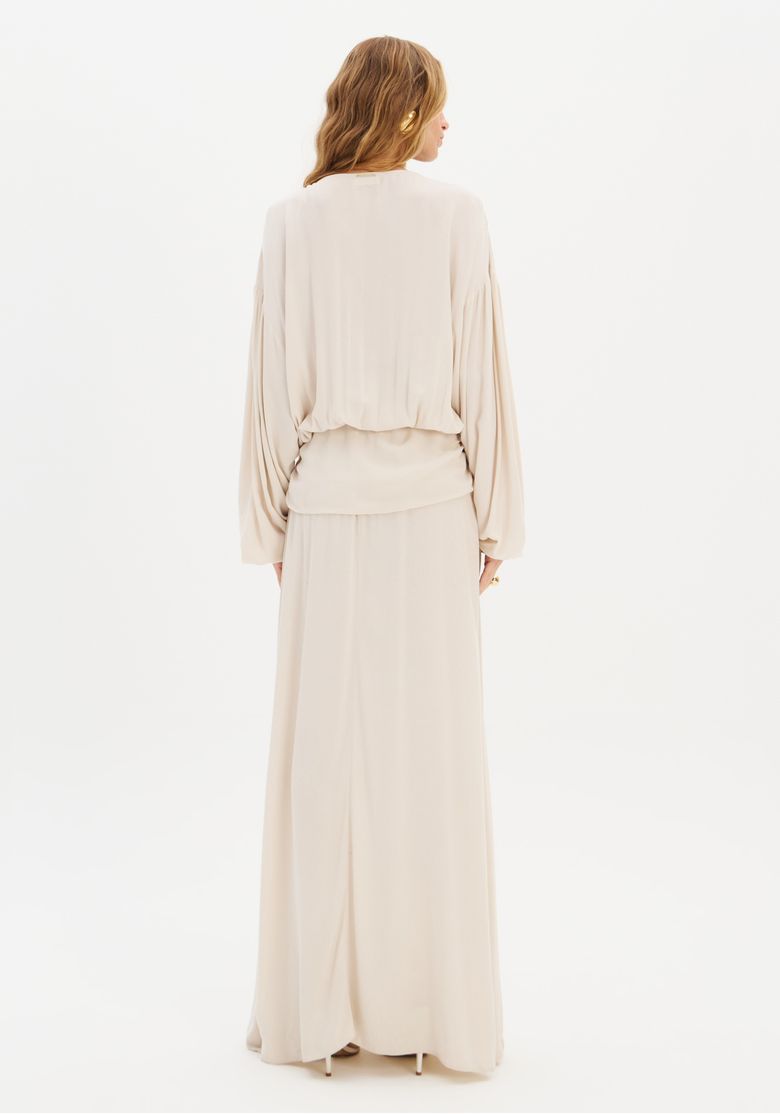 Vista-traseira-inteira-do-vestido-longo-em-crepe-branco-mostrando-caimento-fluido-e-barra-reta
