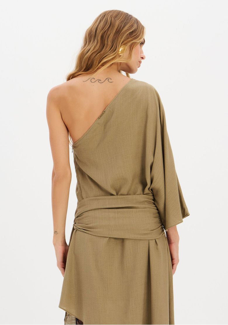 Close-up-do-tecido-e-amarracao-do-vestido-assimetrico-verde.