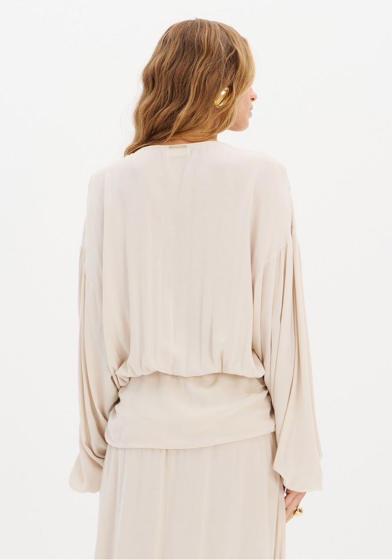 Detalhe-traseiro-proximo-com-acabamento-das-mangas-bufantes-e-do-cos-do-vestido-longo-em-crepe-branco