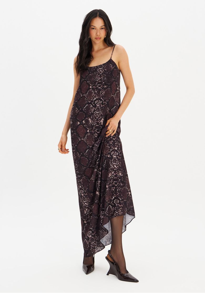 Vestido super midi estampado snake marrom vista frontal corpo inteiro com alças finas reguláveis e barra ligeiramente assimétrica