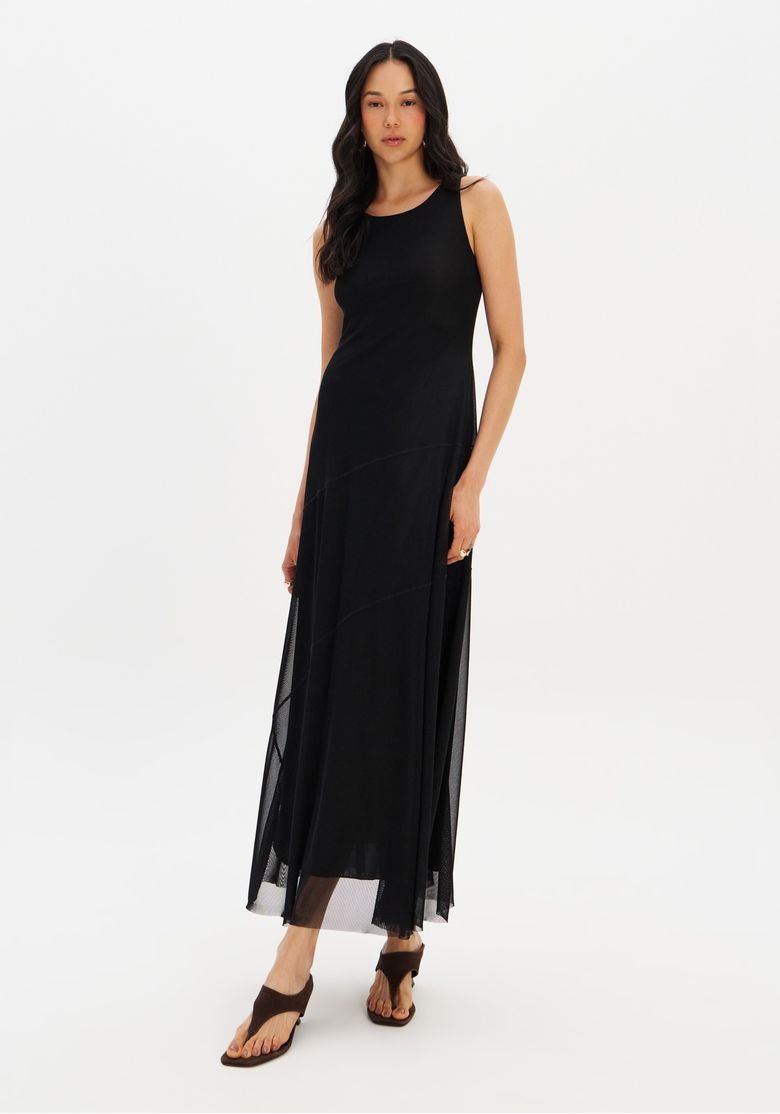 Vista frontal do vestido super midi preto com recortes e detalhes em tule.