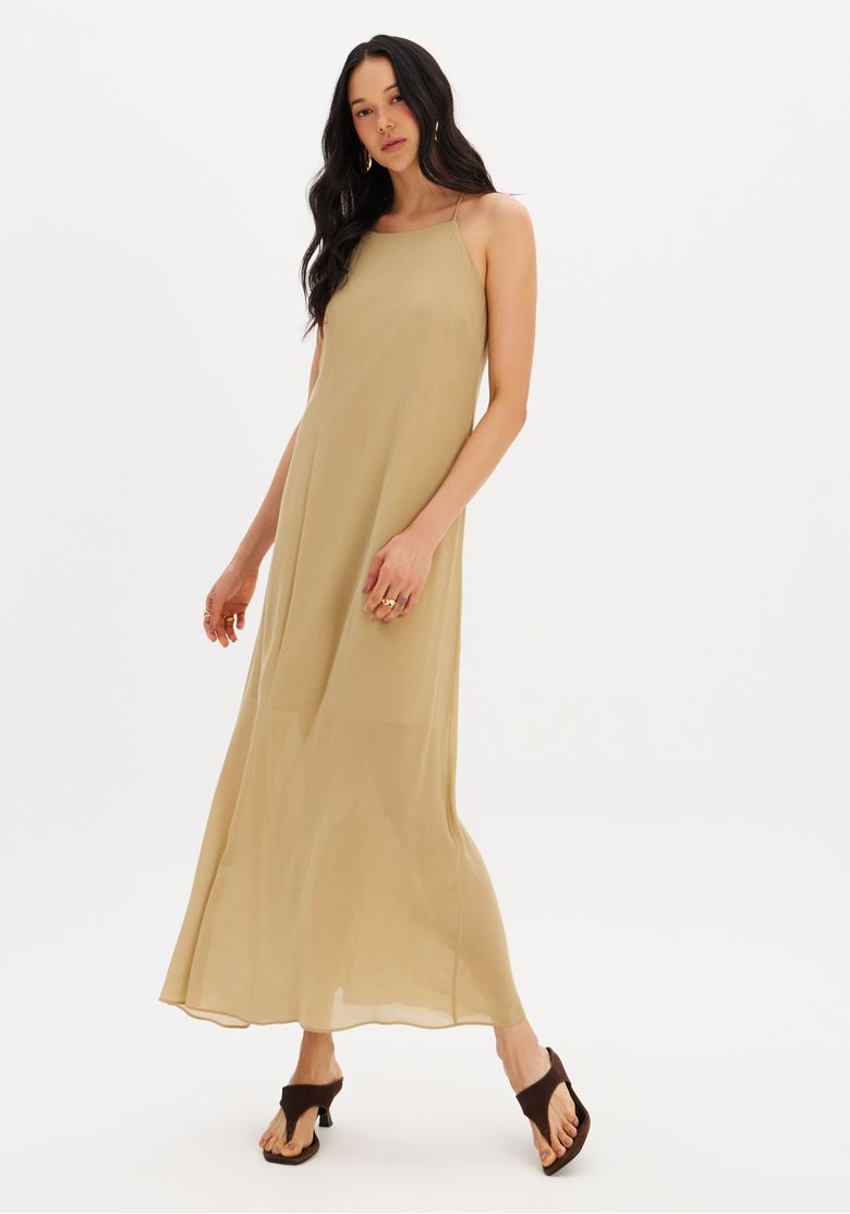 Vestido super midi bege com alças ajustáveis, visto de frente, destacando o caimento fluido.