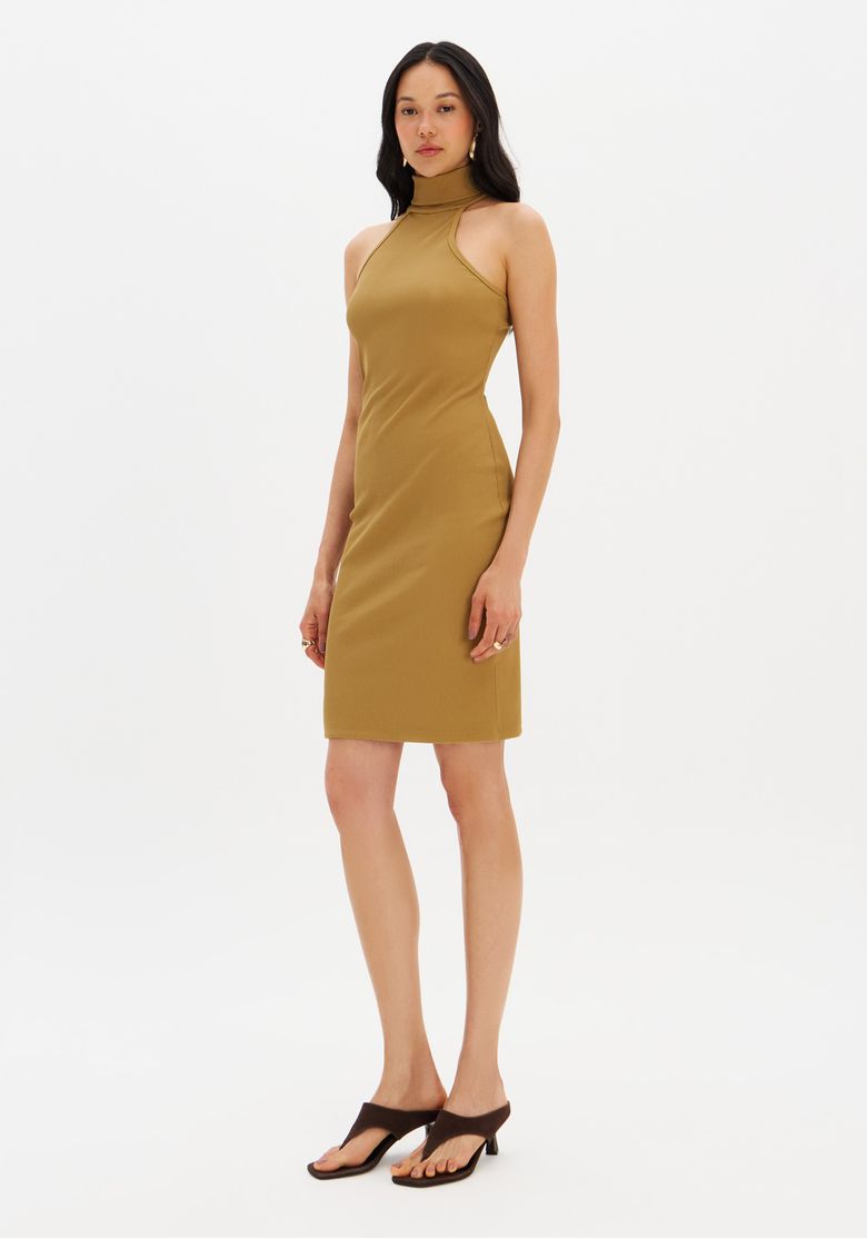 Vestido curto gola alta canelado verde - vista lateral 3/4 mostrando caimento levemente ajustado e acabamento reto