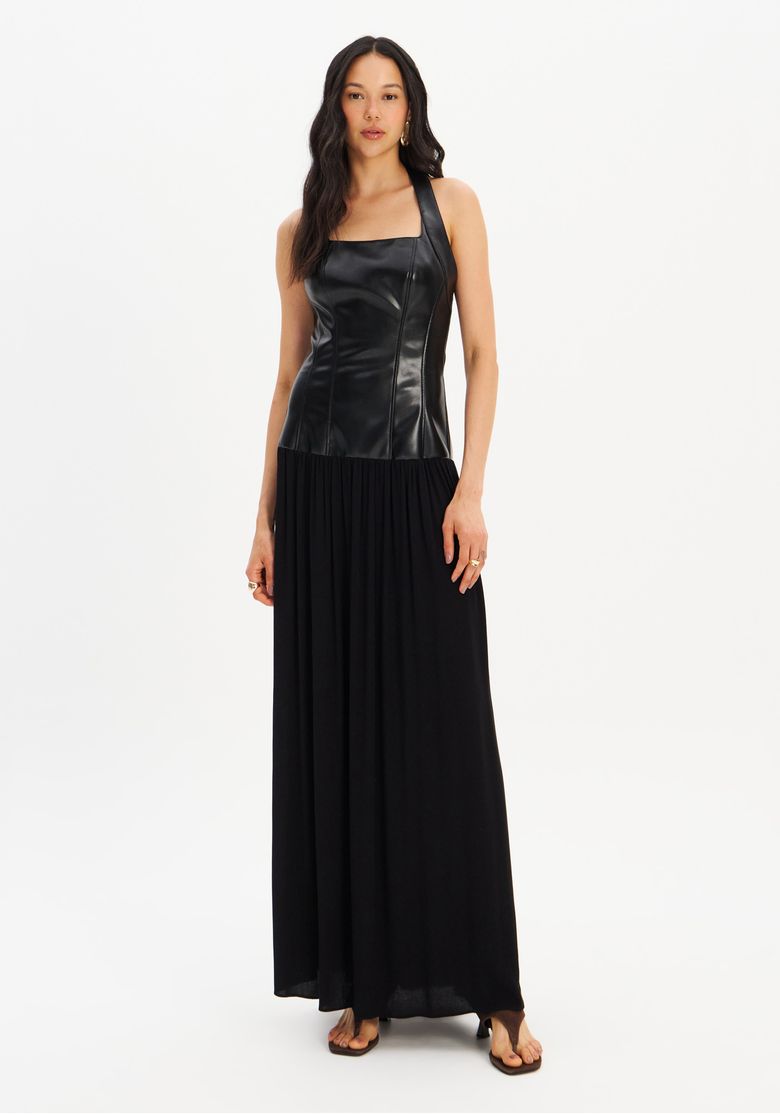 Vista-lateral-do-vestido-super-midi-preto-com-recortes-destacando-o-caimento.