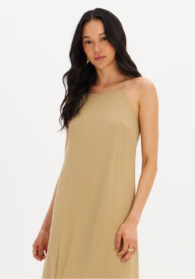 Detalhe do vestido super midi bege, mostrando o tecido leve e a modelagem solta.