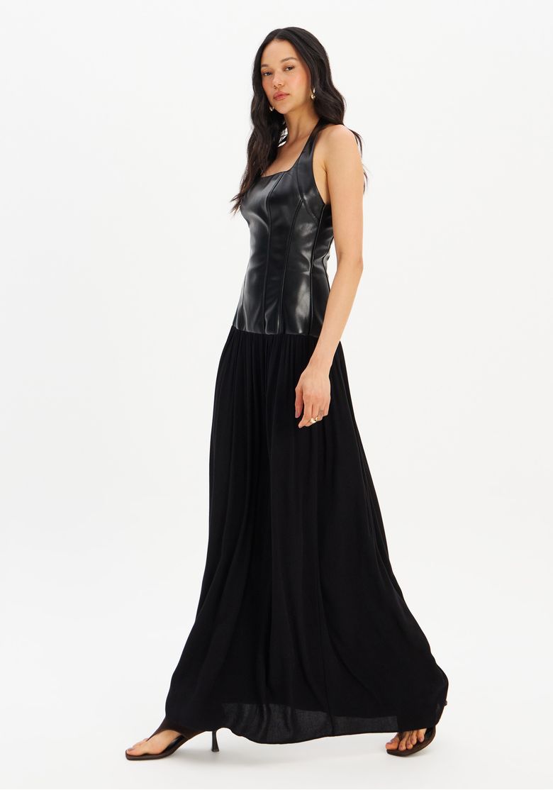 Detalhe-do-decote-reto-e-alcas-largas-do-vestido-super-midi-preto.