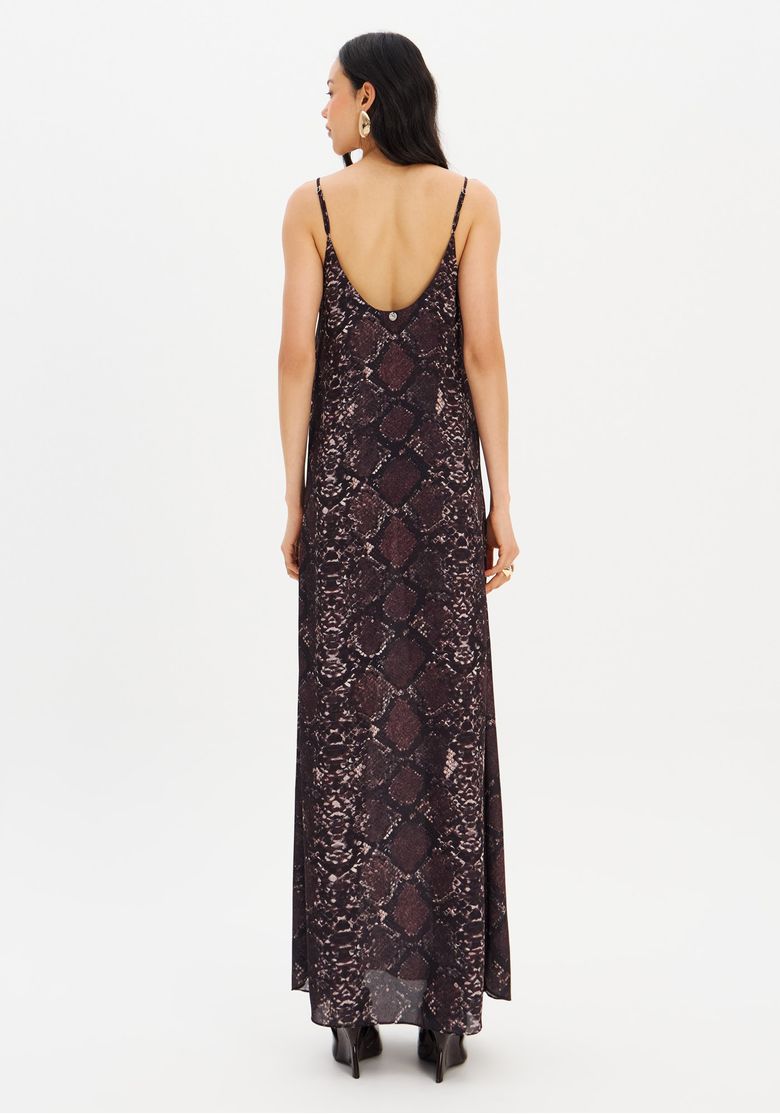 Vista posterior do vestido super midi estampado snake marrom com decote costas em U e caimento alongado