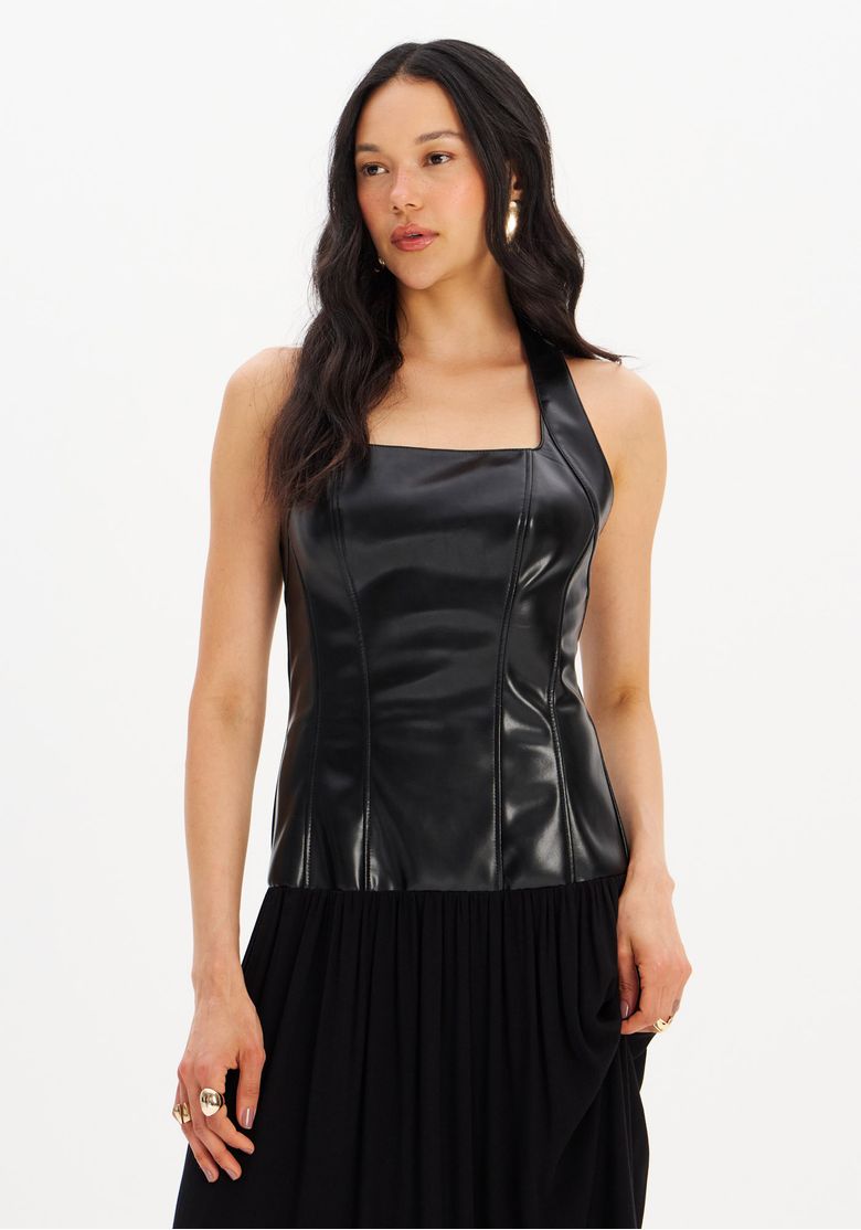 Vista-traseira-do-vestido-super-midi-preto-com-recortes-mostrando-o-fechamento.