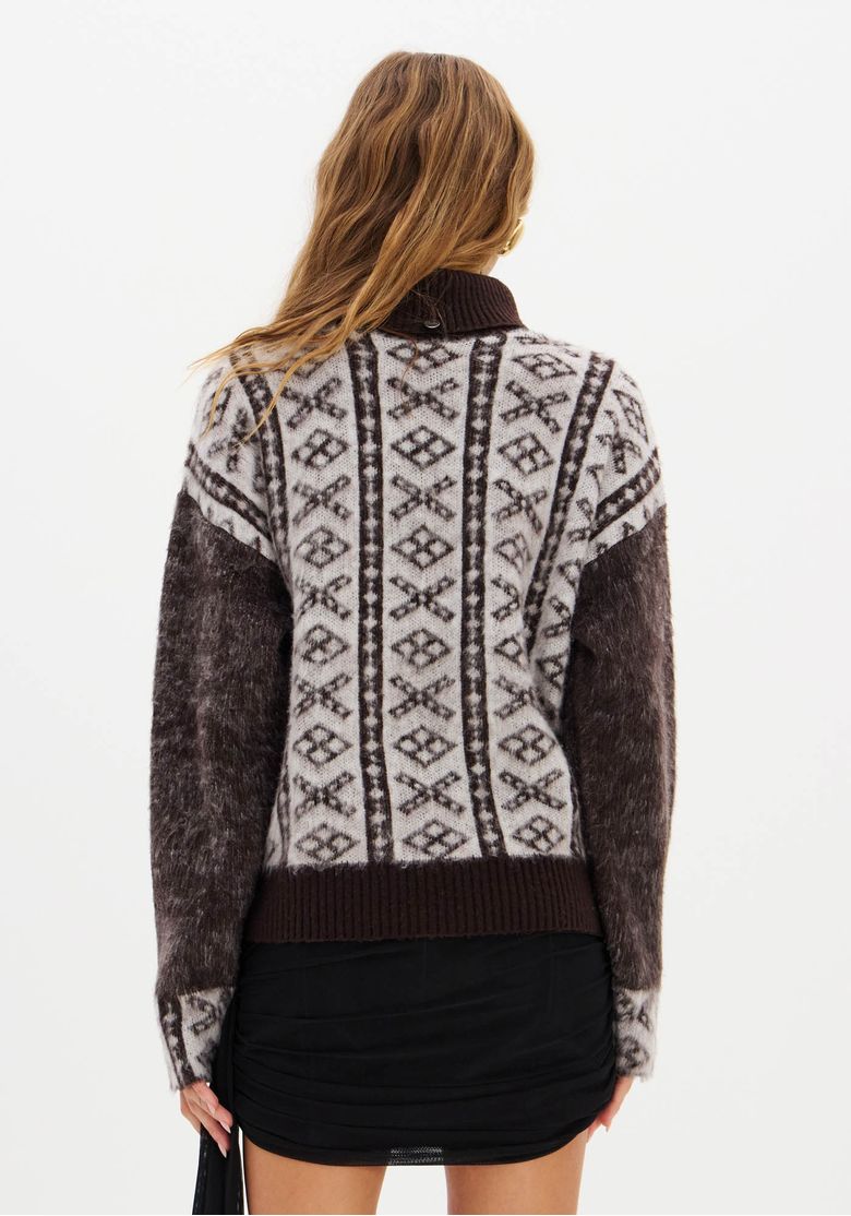 Blusa de tricô composê vista de trás, mostrando padronagem geométrica nas costas e mangas contrastantes em tons de cinza e marrom.
