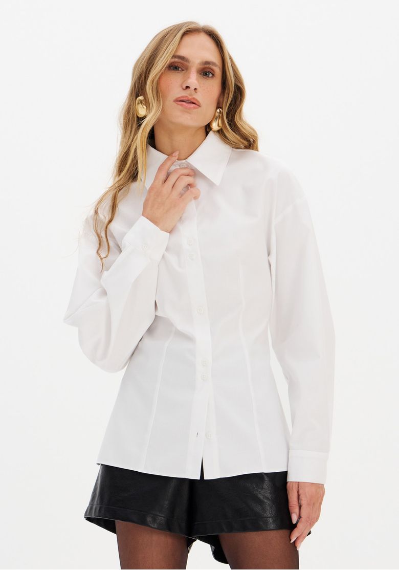 Close frontal da camisa branca mostrando gola clássica, botões aparentes e tecido tricoline 100% algodão