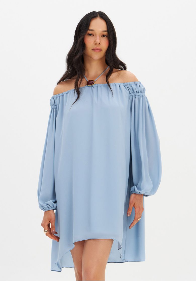 Vestido-ombro-a-ombro-azul-visao-frontal-em-fundo-branco-destacando-decote-elastico-e-comprimento-curto-na-frente