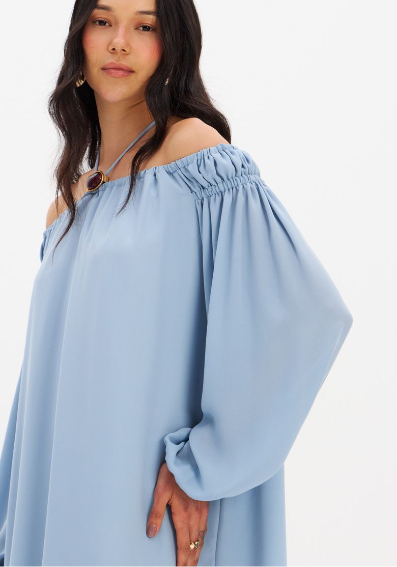 Close-do-ombro-e-decote-ombro-a-ombro-do-vestido-azul-mostrando-elastico-e-detalhe-da-amarracao-no-pescoco
