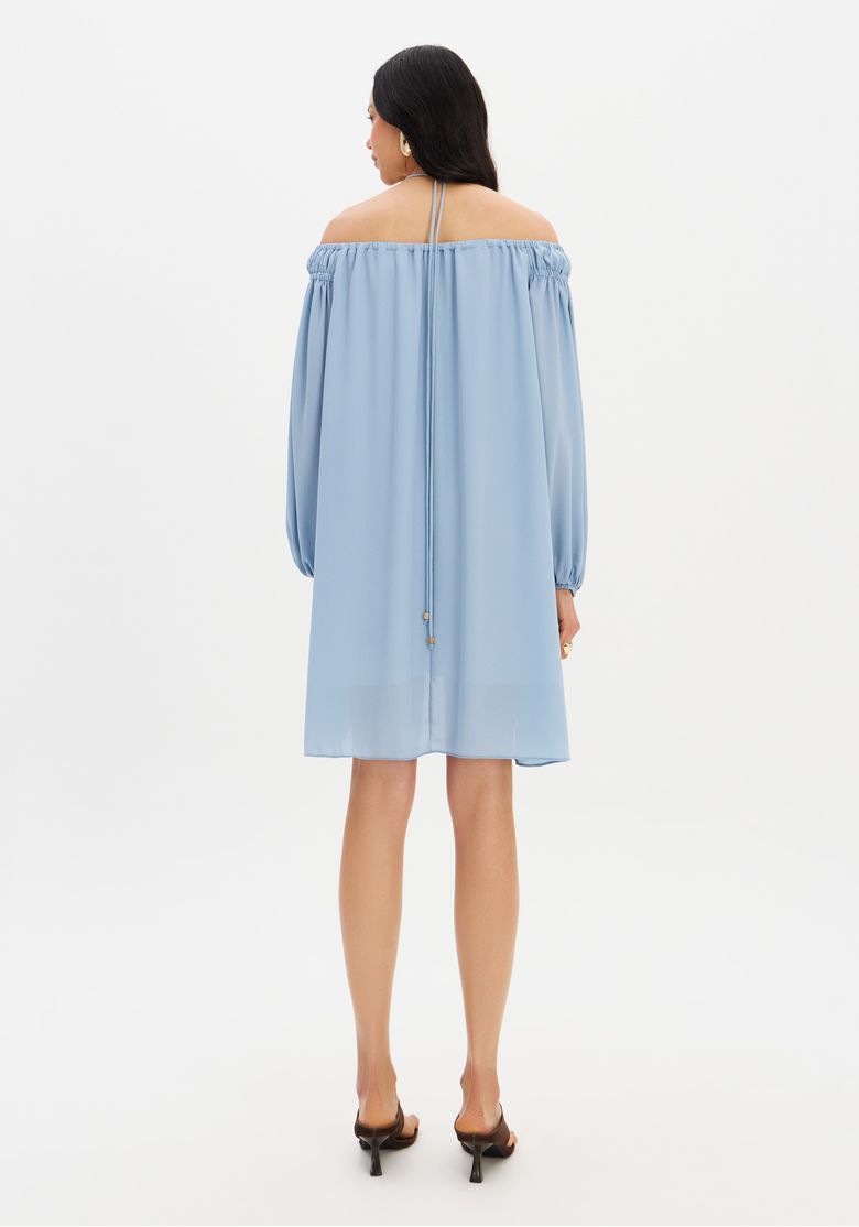Detalhe-do-tecido-plano-leve-do-vestido-azul-e-do-drapeado-suave-no-corpo
