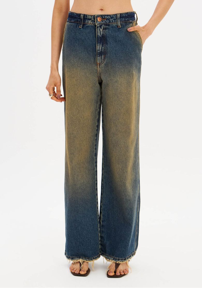 Detalhe traseiro da calça jeans full length mostrando bolsos chapados, cós com passantes e efeito degradê na lavagem