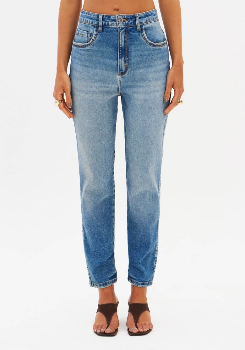 Vista traseira da calça jeans Mom cintura alta mostrando bolsos traseiros e caimento reto até o tornozelo