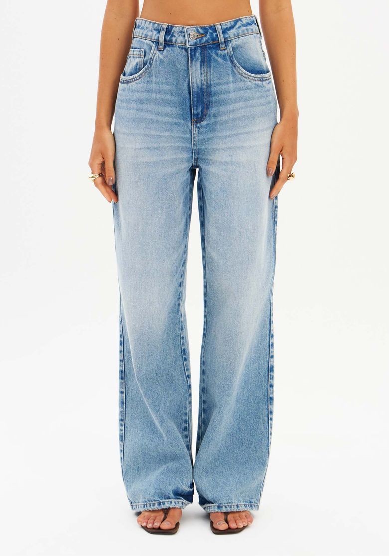 Detalhe frontal da calça jeans feminina cintura alta, fechamento por zíper e botão, passantes no cós e bolsos frontais funcionais