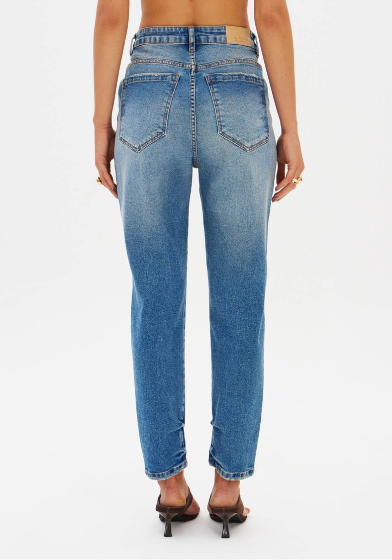 Close frontal da calça jeans Mom lavagem clara com destaque para cós com passantes, fechamento por zíper e botão e bolsos frontais