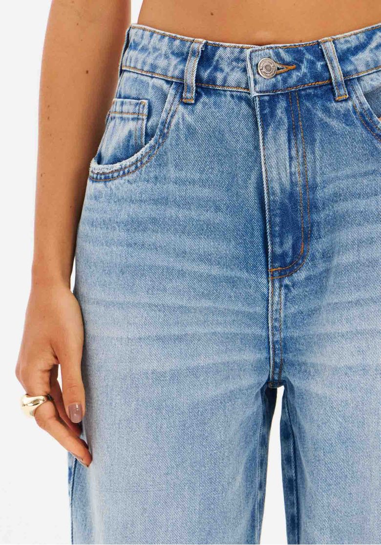Visão frontal completa da calça jeans full length pantalona, perna larga e bainha dupla, lavagem clara com leve efeito desgastado
