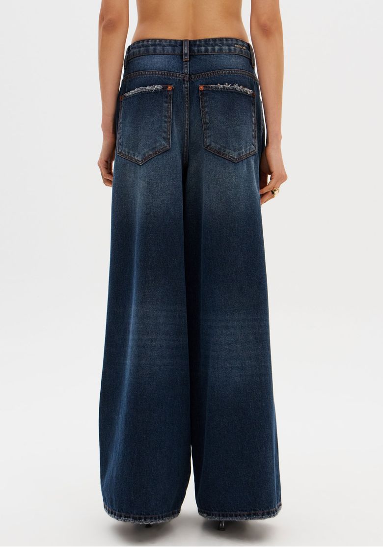 Vista traseira da calça jeans palazzo azul, destacando os bolsos traseiros e o caimento amplo.
