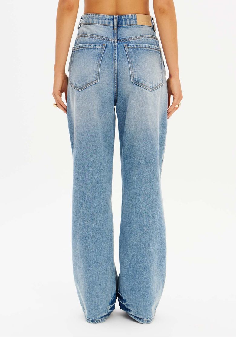 Vista traseira da calça jeans feminina mostrando bolsos traseiros funcionais, cós alto e caimento amplo na perna