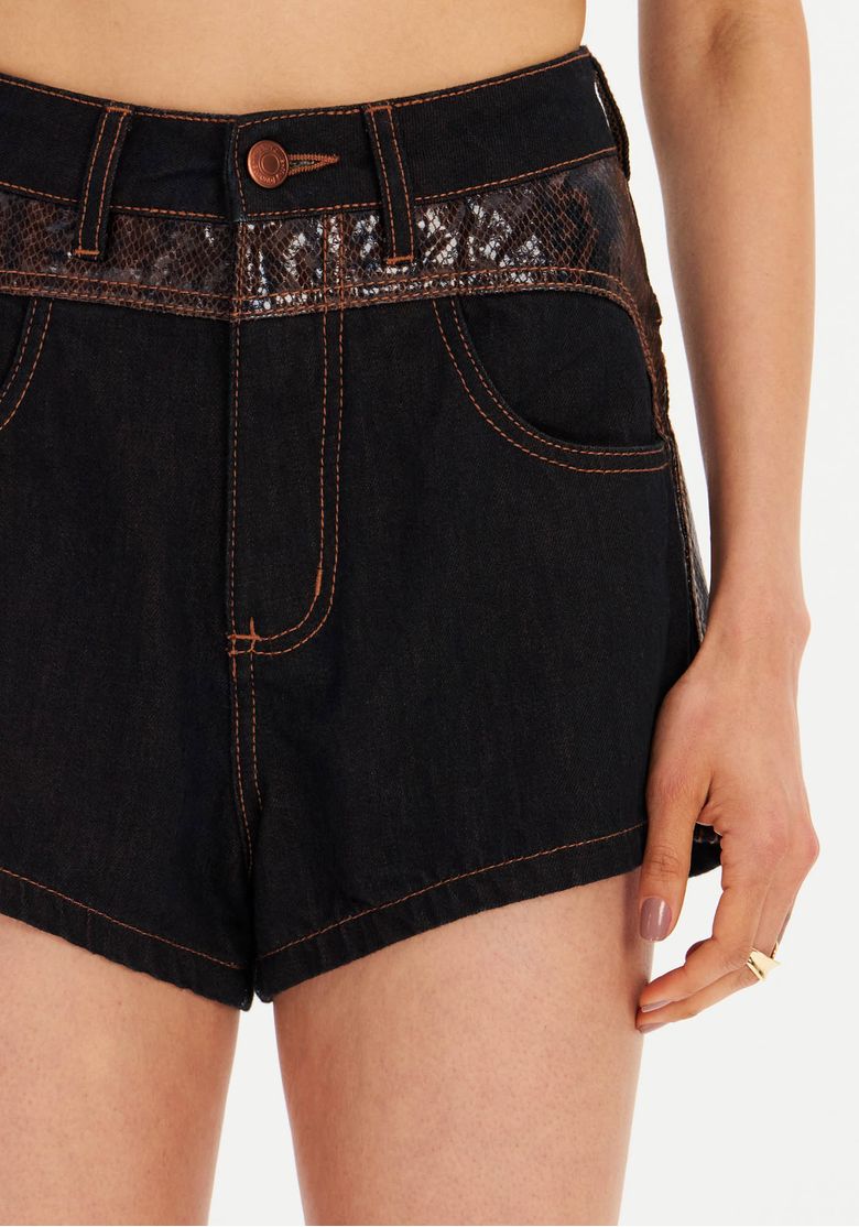 Visão traseira do short jeans destacando os detalhes de bolso e costura única.