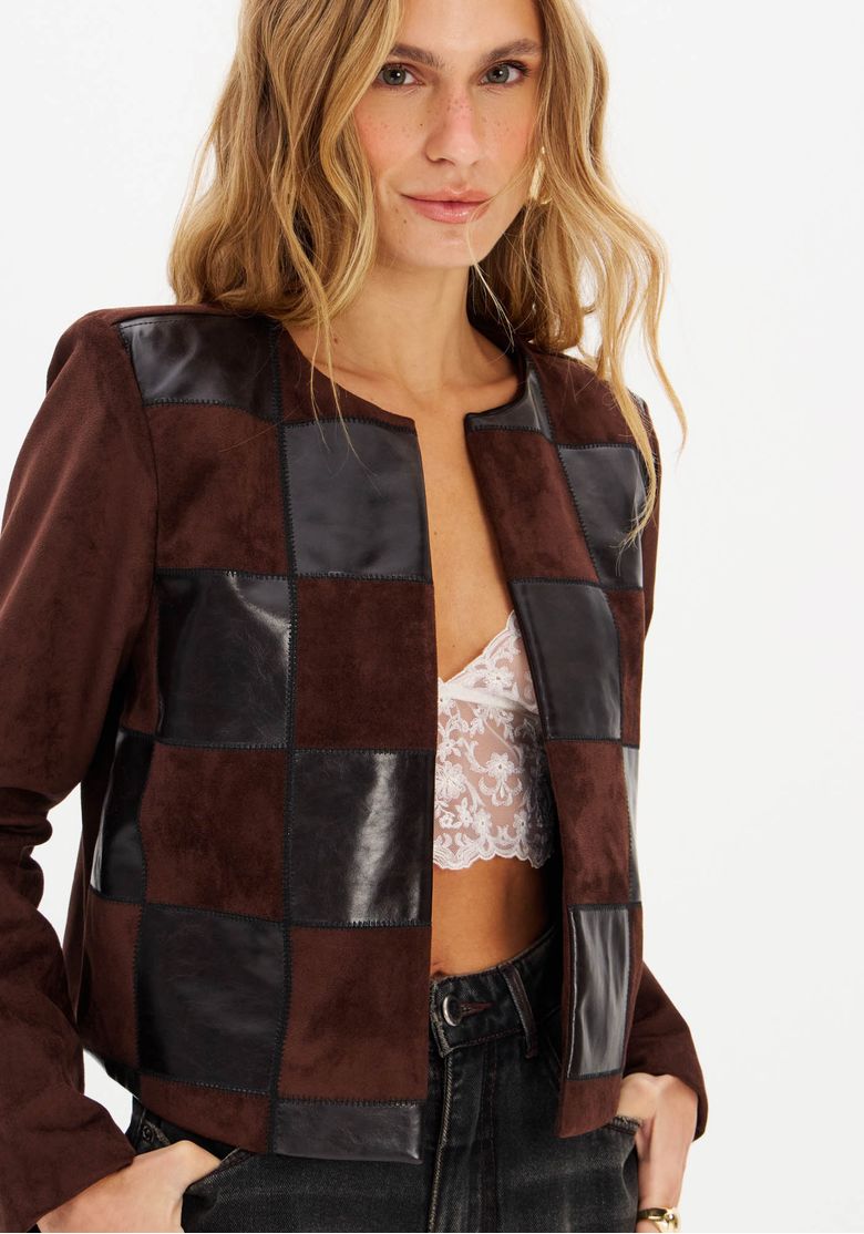 Frente corpo inteiro: casaco marrom patchwork visto de corpo inteiro, mangas longas e modelagem reta, styling casual-chic com calça jeans de lavagem degradê
