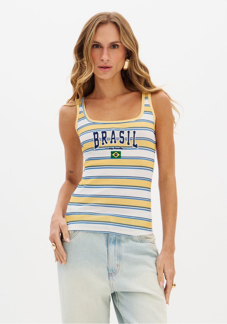 Regata canelada listrada amarela e azul vista frontal, detalhe do tecido canelado e estampa 'BRASIL' no peito
