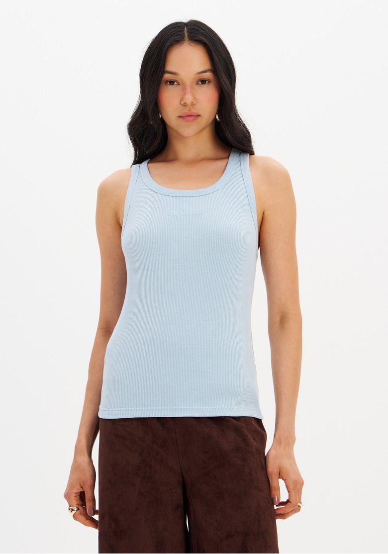 Vista frontal da blusa regata azul claro com bordado 'my favorite'.