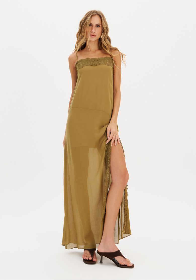 Vestido super midi verde com alças finas e renda, vista frontal completa.