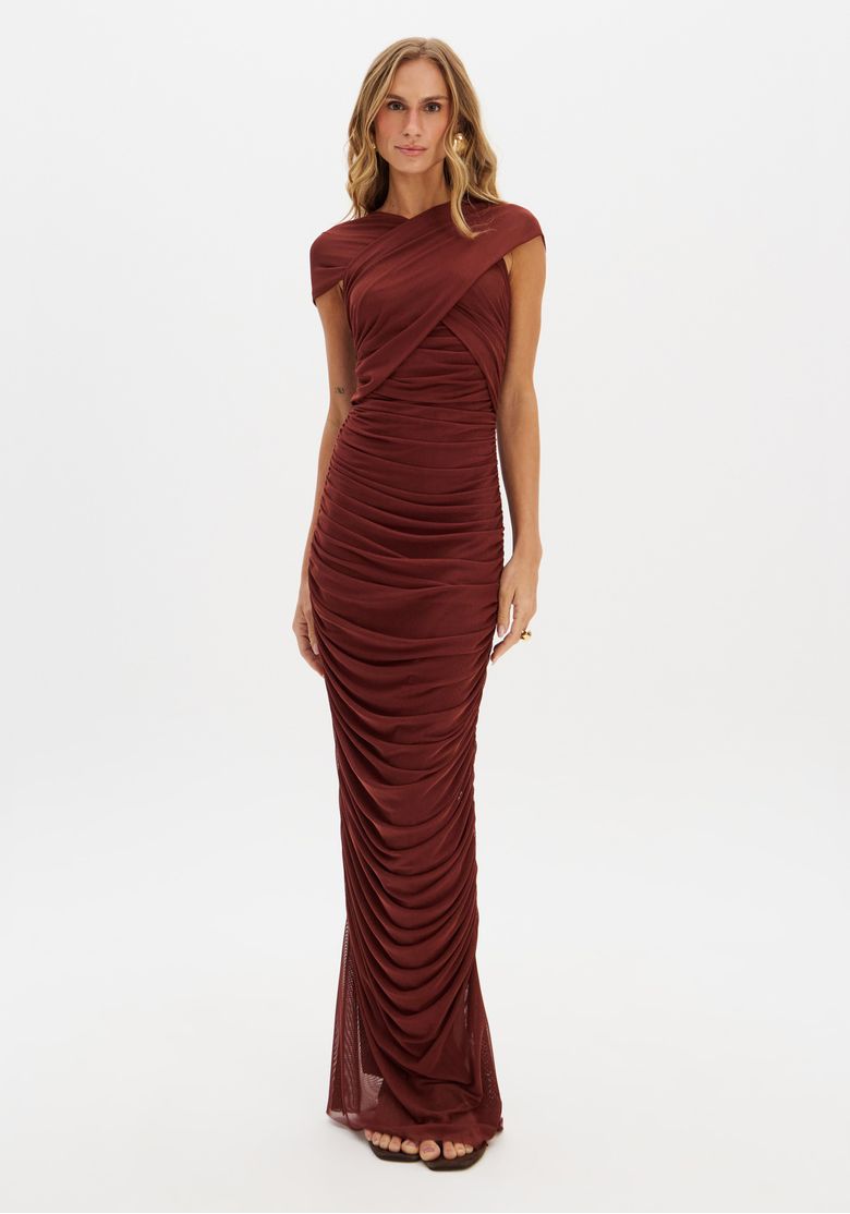 Vestido super midi marrom com franzidos vista frontal inteira, decote transpassado e caimento ajustado para eventos noturnos