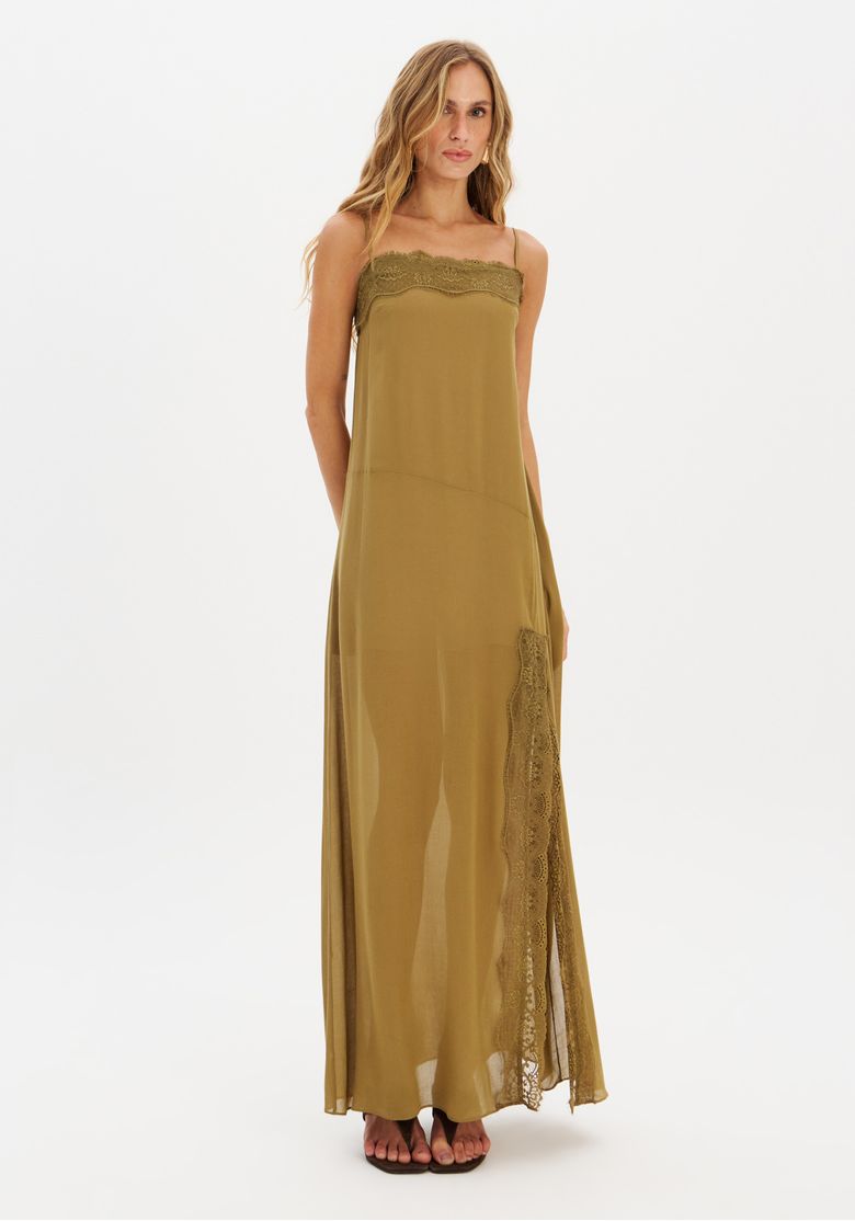 Vestido super midi verde com alças finas e detalhes em renda, vista lateral.