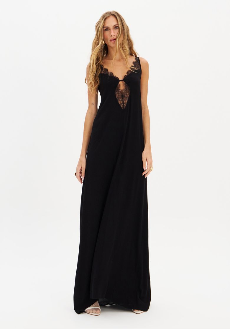 Vestido longo preto com detalhes em renda, visto de frente em estúdio.
