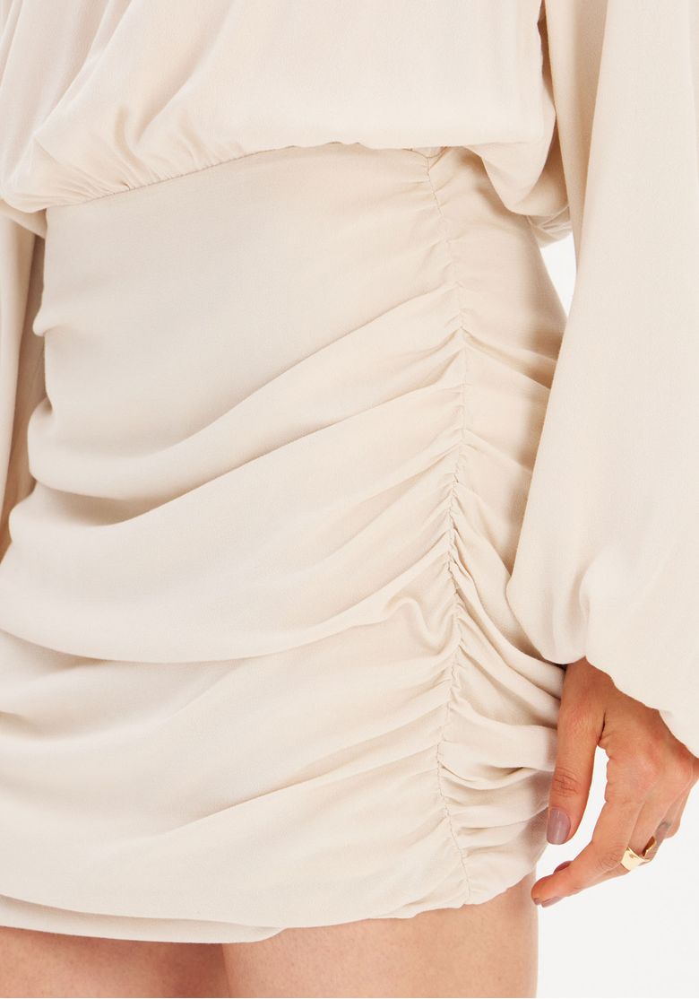 Detalhe-do-drapeado-na-lateral-do-vestido-curto-em-crepe.