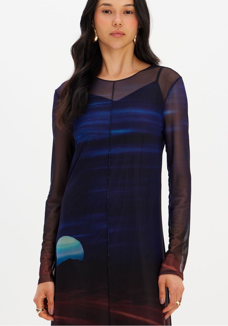 Modelo vestindo o vestido super midi com estampa autêntica em tons de azul, em fundo branco.