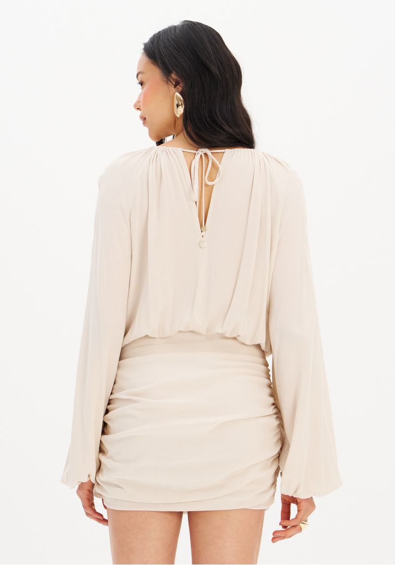 Vista-traseira-do-vestido-curto-em-crepe-com-amarracao-nas-costas.