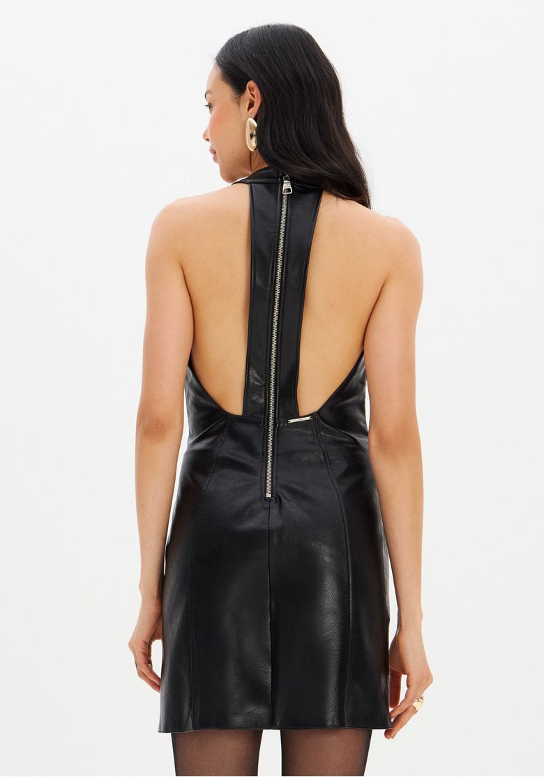 Close das costas do vestido com zíper aparente e abertura profunda, acabamento em poliuretano preto