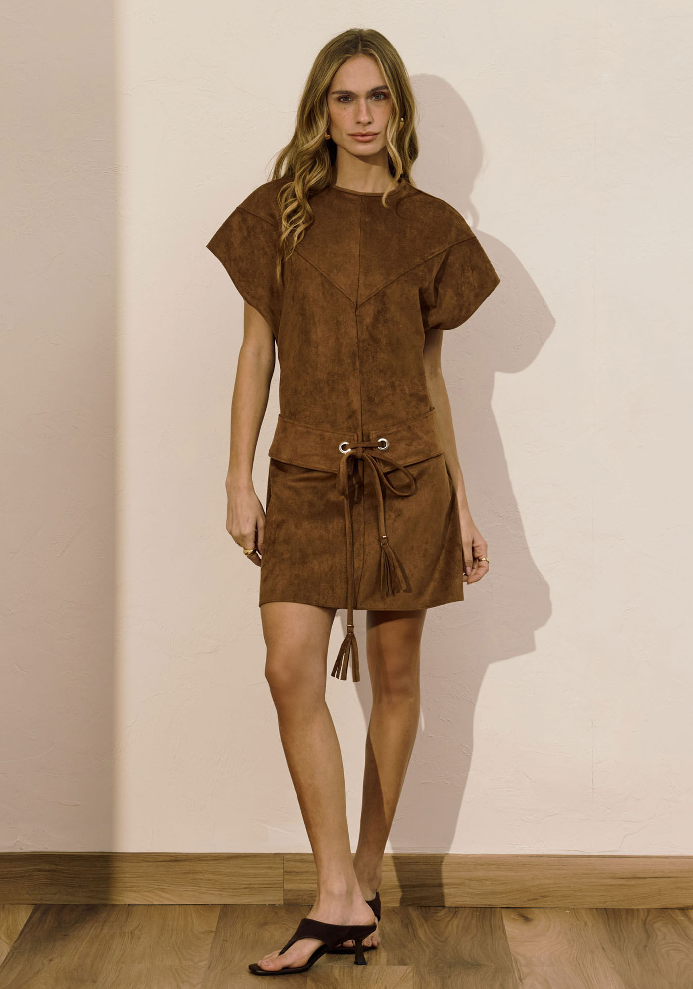 Vestido Suede Curto Com Recortes E Cinto