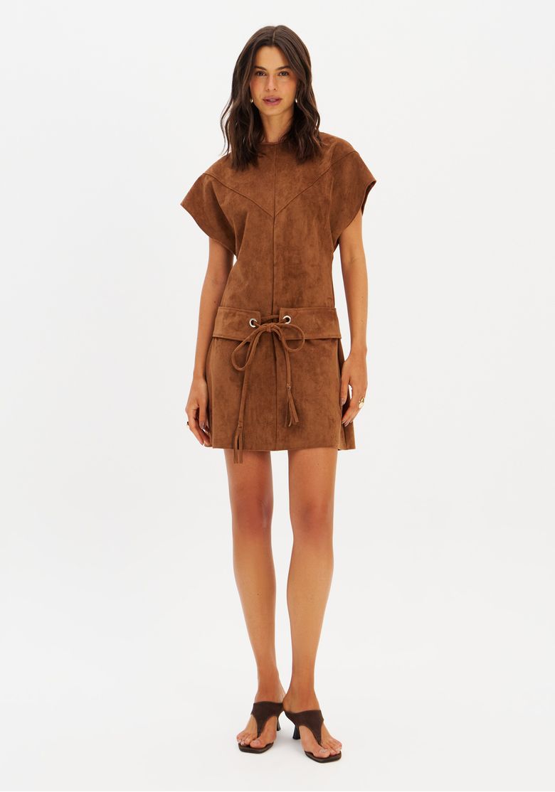 Vestido-suede-curto-marrom-com-recortes-e-cinto-modelo-em-estudio-com-fundo-branco-vista-frontal-total